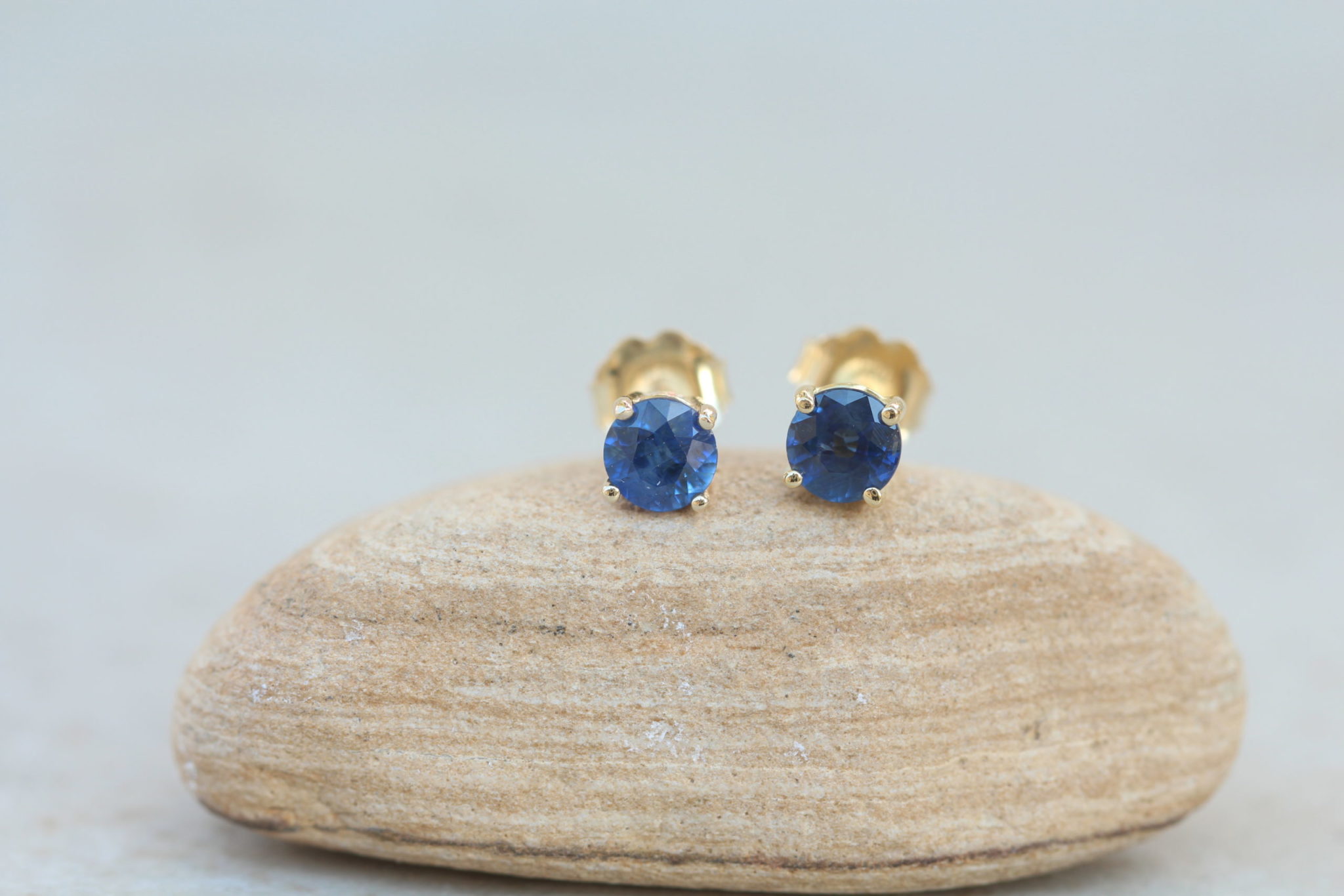 Genuine blue sapphire stud earrings in 14k yellow gold - Image 2