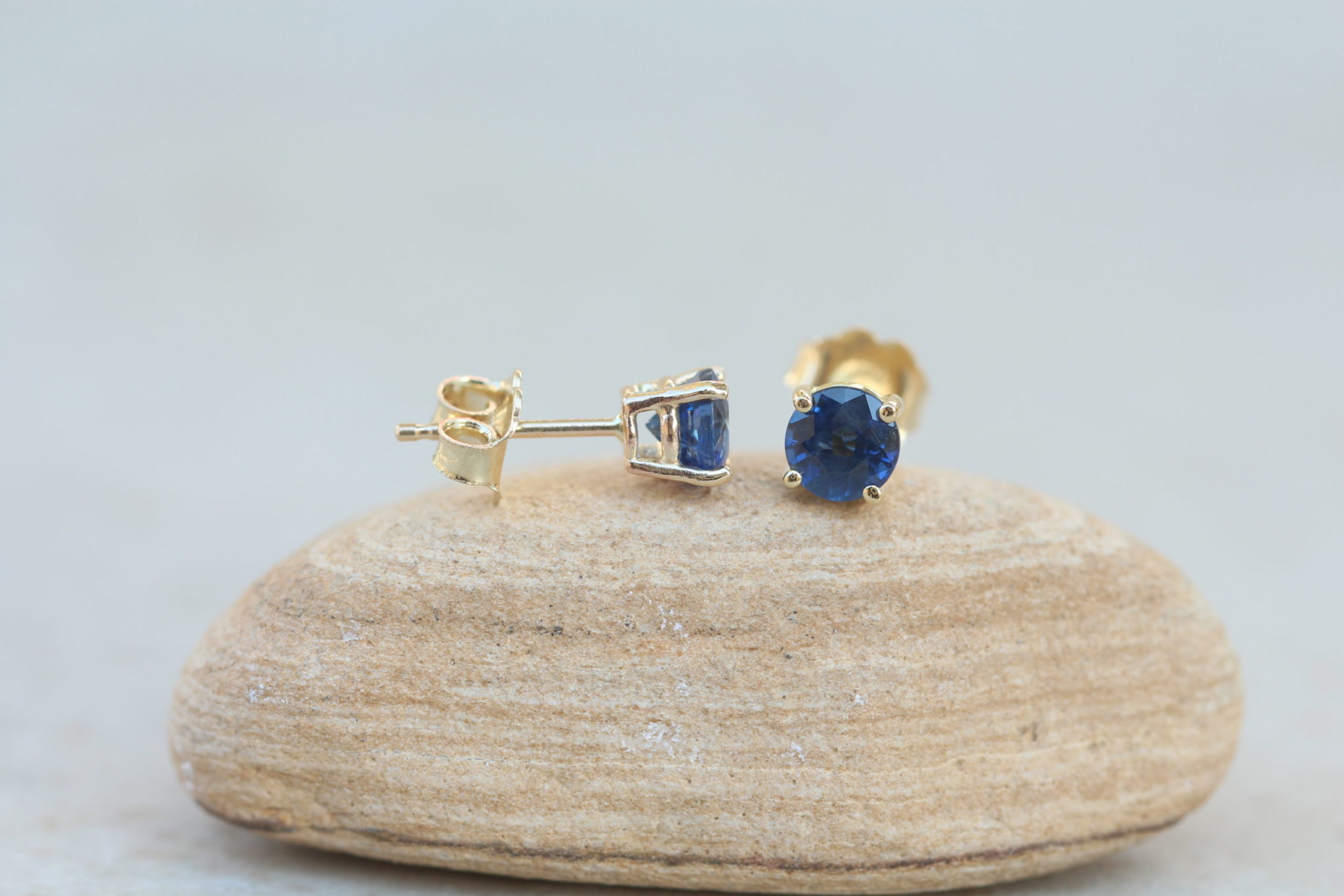 Genuine blue sapphire stud earrings in 14k yellow gold - Image 3