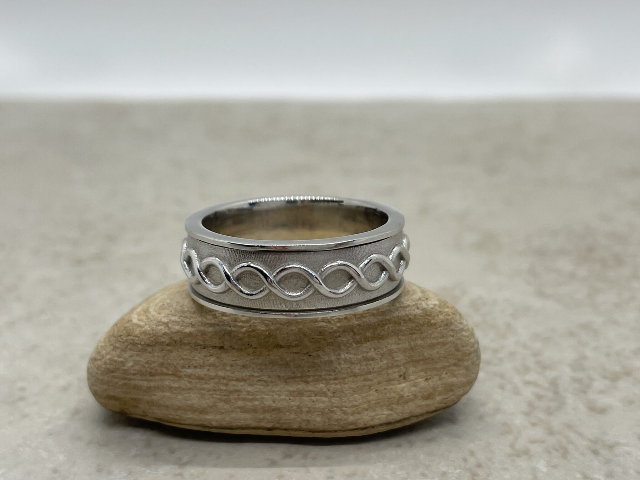 Custom man's ring in 14k white gold with infinity design - Image 2