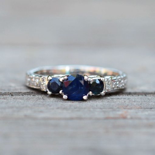 Blue Sapphire and Diamond ring with custom engravings - Image 2