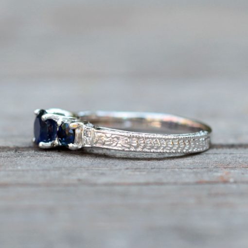 Blue Sapphire and Diamond ring with custom engravings - Image 4