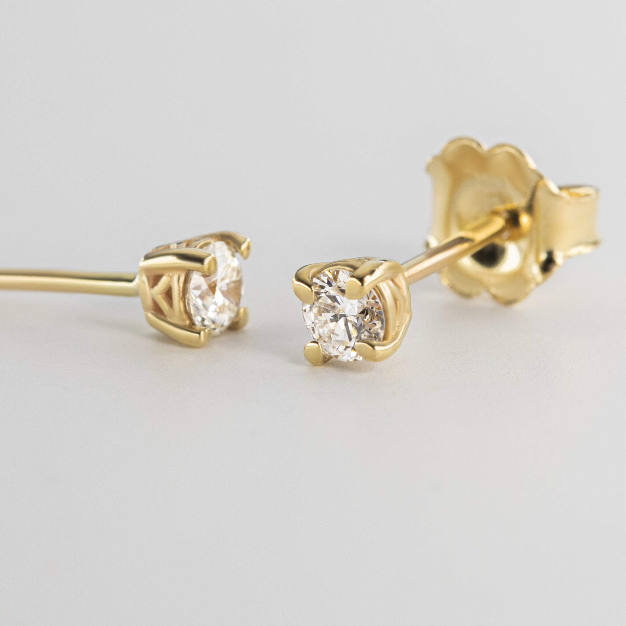 Diamond Stud Earrings with Filigree in Yellow Gold