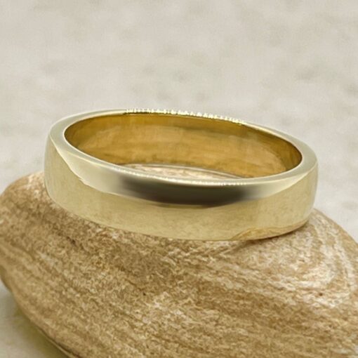 Simple Comfortable Shiny Finish Man's Wedding Ring Yellow Gold LS7179